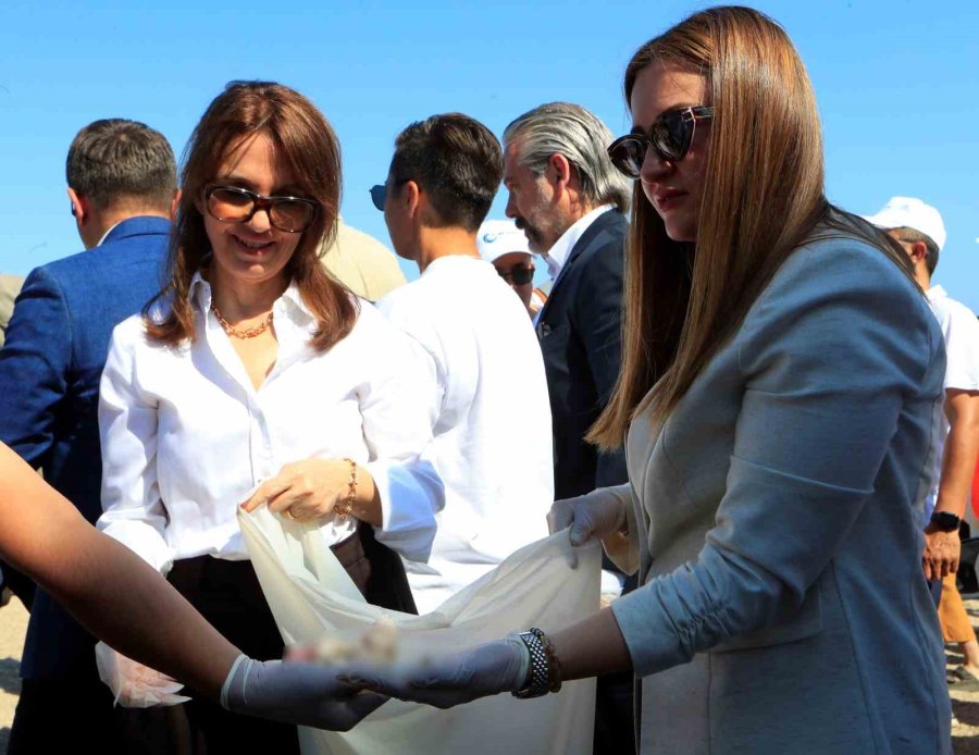 Dünyaca Ünlü Sahilde Binlerce İzmarit Topladılar