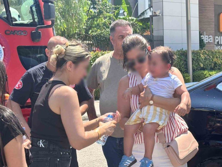 Çocuğu Araç İçerisinde Kilitli Kaldı, Gözyaşlarına Boğulan Kadının Yardımına İtfaiye Ekipleri Yetişti