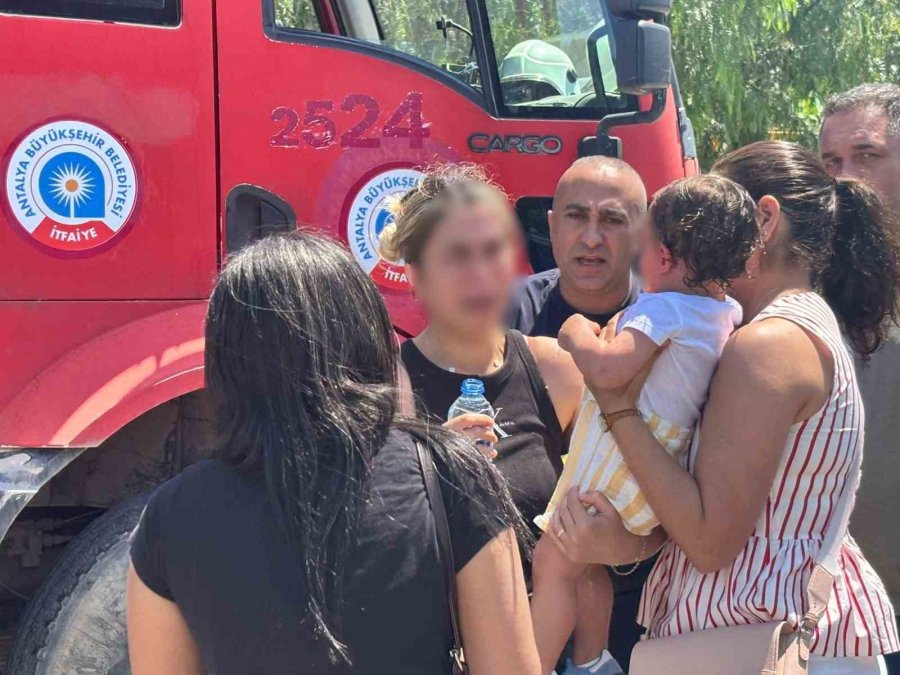 Çocuğu Araç İçerisinde Kilitli Kaldı, Gözyaşlarına Boğulan Kadının Yardımına İtfaiye Ekipleri Yetişti