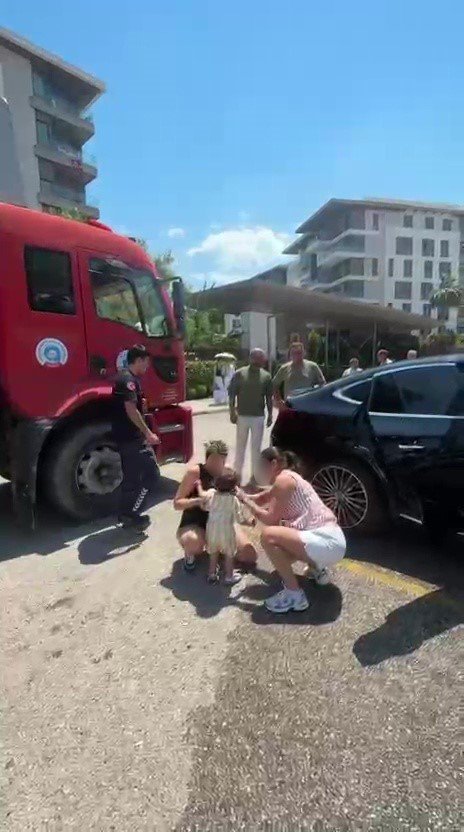 Çocuğu Araç İçerisinde Kilitli Kaldı, Gözyaşlarına Boğulan Kadının Yardımına İtfaiye Ekipleri Yetişti