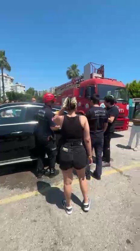 Çocuğu Araç İçerisinde Kilitli Kaldı, Gözyaşlarına Boğulan Kadının Yardımına İtfaiye Ekipleri Yetişti
