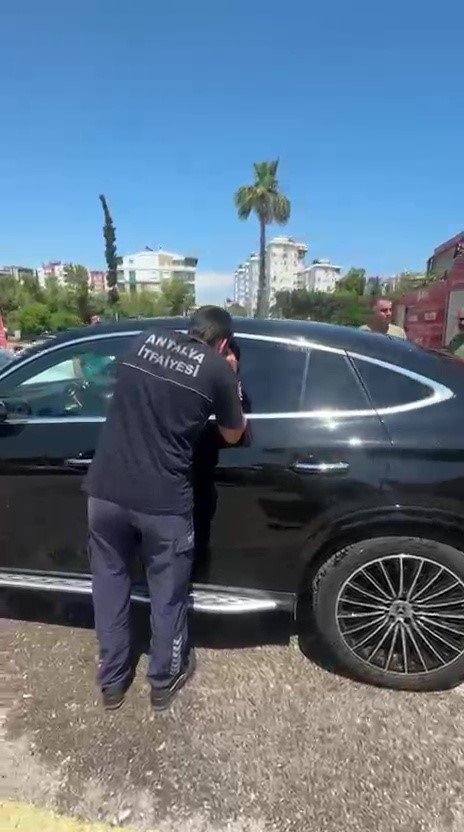 Çocuğu Araç İçerisinde Kilitli Kaldı, Gözyaşlarına Boğulan Kadının Yardımına İtfaiye Ekipleri Yetişti