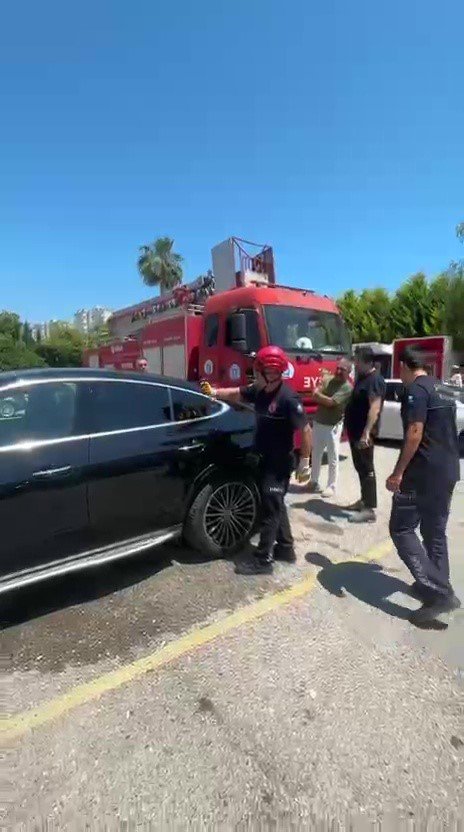 Çocuğu Araç İçerisinde Kilitli Kaldı, Gözyaşlarına Boğulan Kadının Yardımına İtfaiye Ekipleri Yetişti