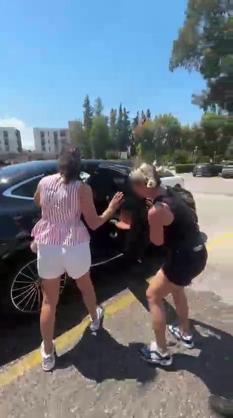 Çocuğu Araç İçerisinde Kilitli Kaldı, Gözyaşlarına Boğulan Kadının Yardımına İtfaiye Ekipleri Yetişti