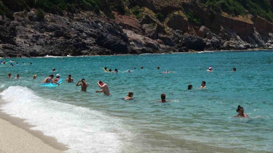 Kleopatra Plajı Turistlerle Doldu Taştı