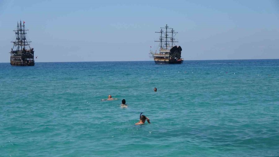 Kleopatra Plajı Turistlerle Doldu Taştı