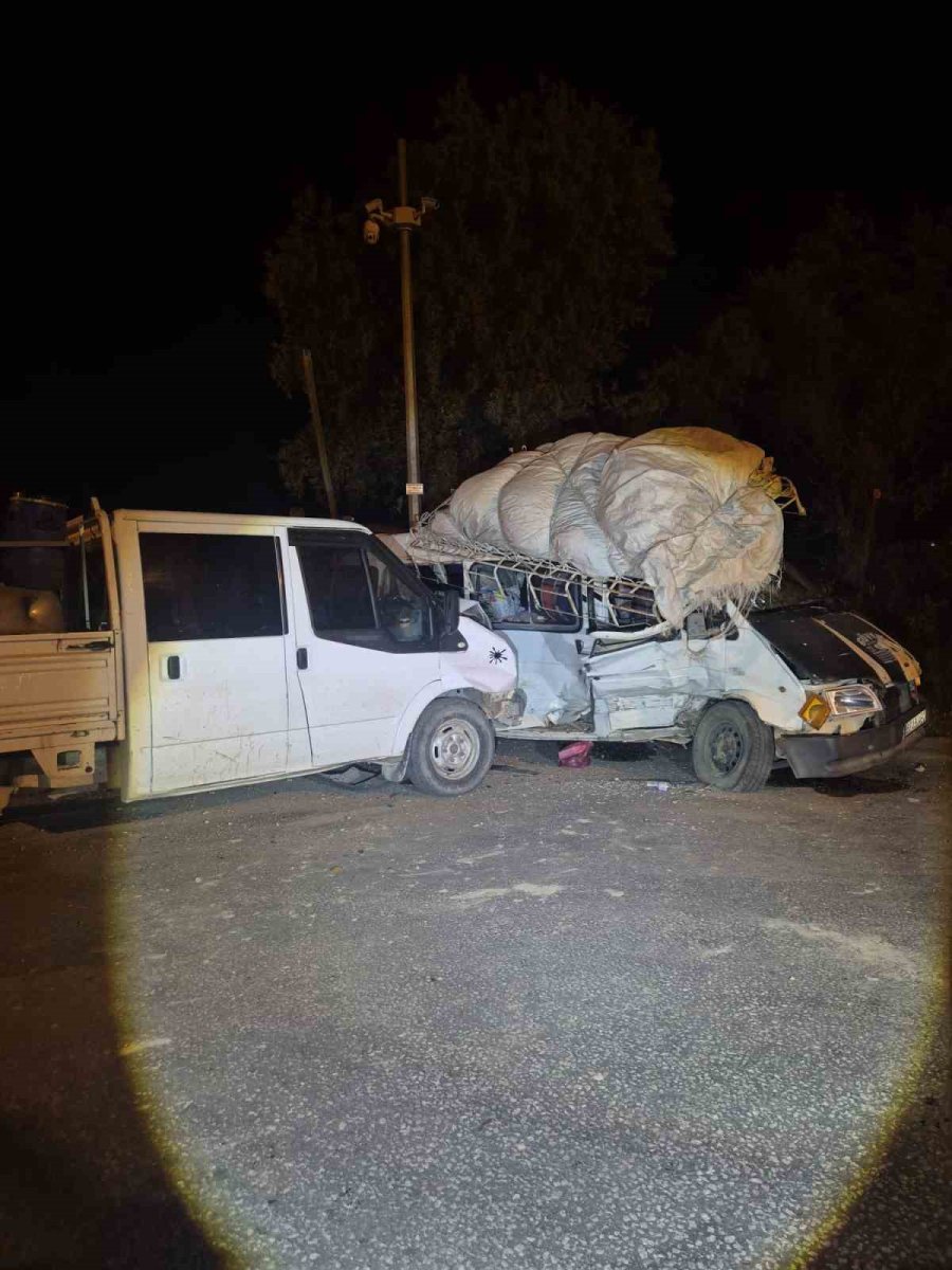Konya’da Kamyonet İle Minibüs Çarpıştı: 7 Yaralı