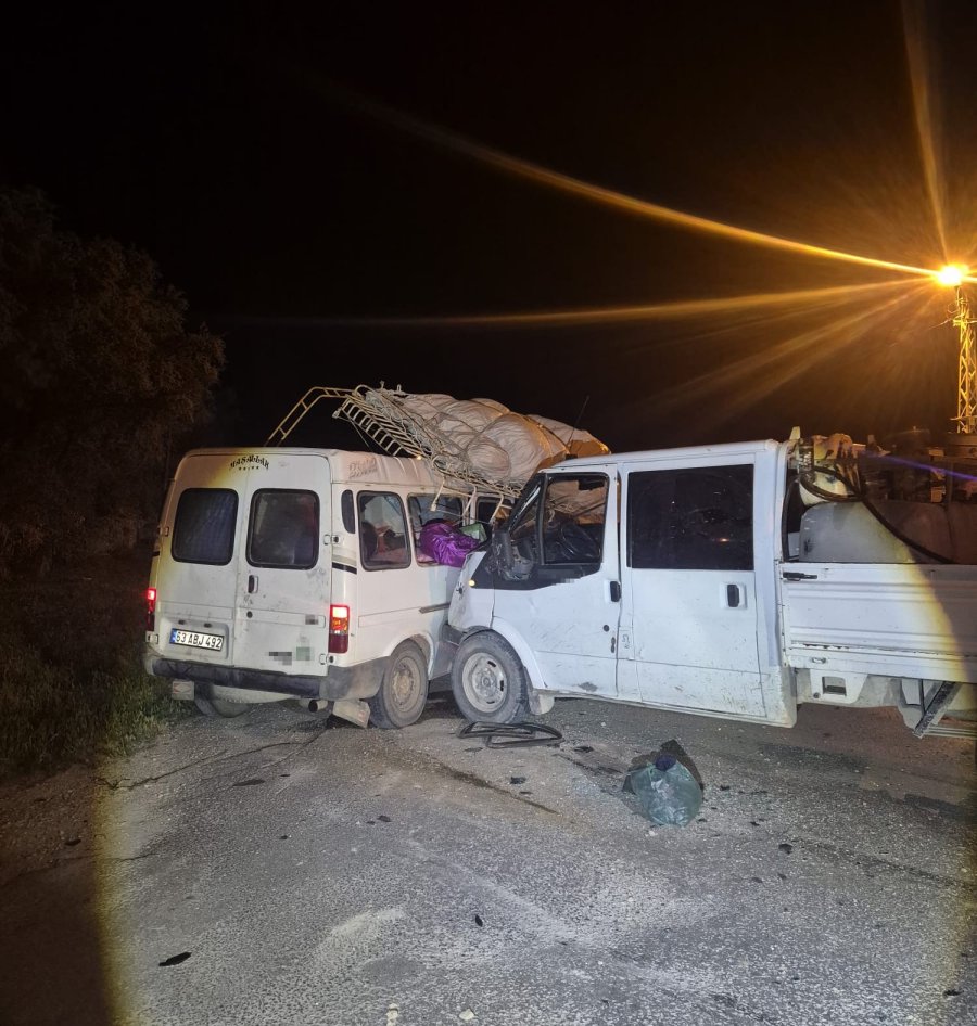 Konya’da Kamyonet İle Minibüs Çarpıştı: 7 Yaralı