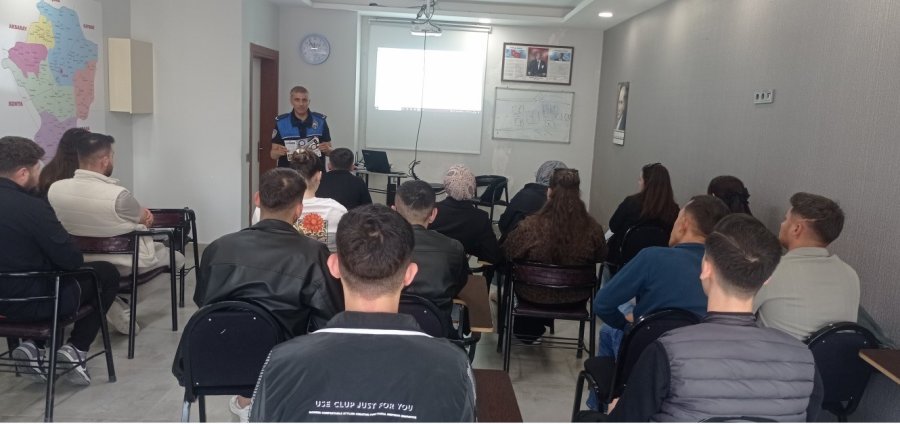 Niğde Polisinden Dolandırıcılığa Karşı Bilgilendirme Çalışması