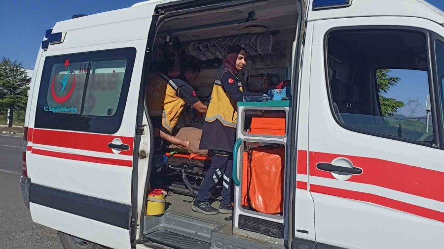 Takla Atan Otomobilden Sürücü Yaralı Kurtuldu