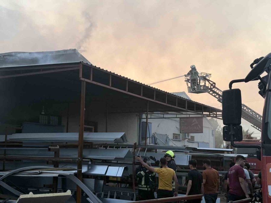 Tarsus’ta Atölyede Çıkan Yangın Korkuttu