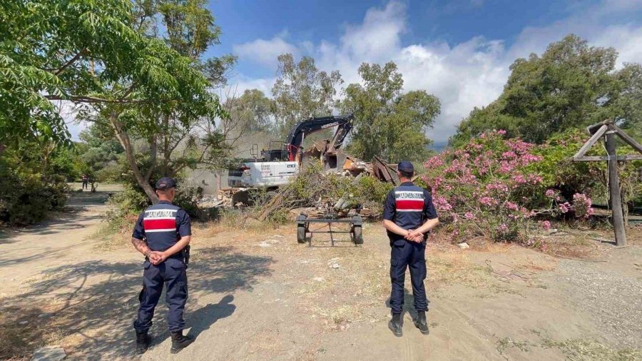Kemer’de Kaçak Bungalov Yapılar Yıkıldı