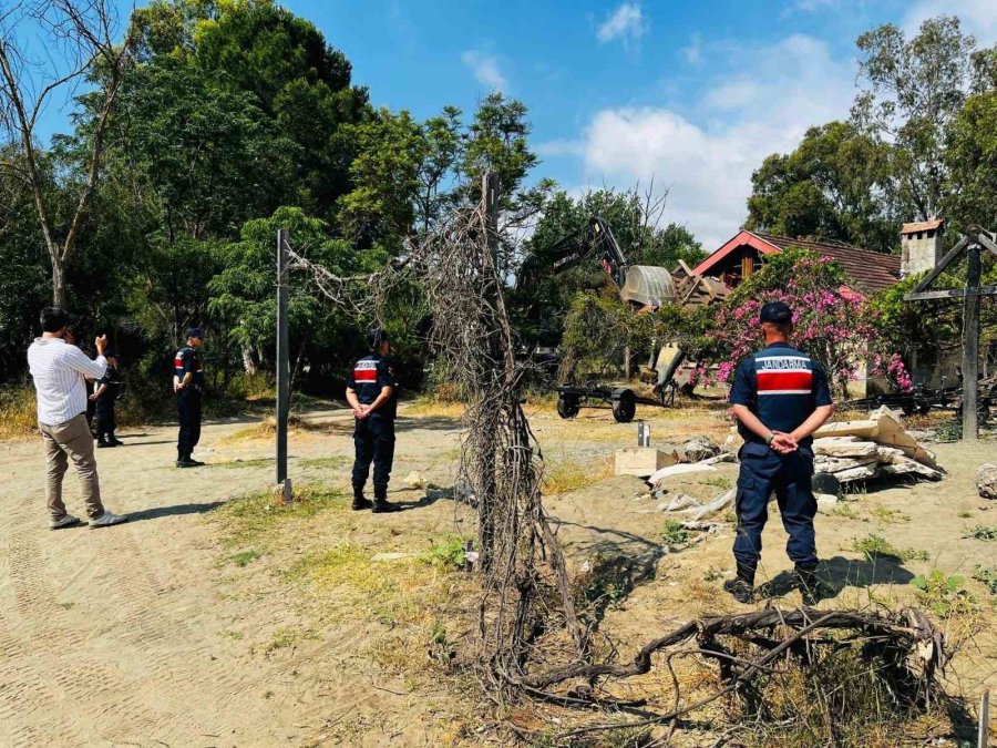 Kemer’de Kaçak Bungalov Yapılar Yıkıldı