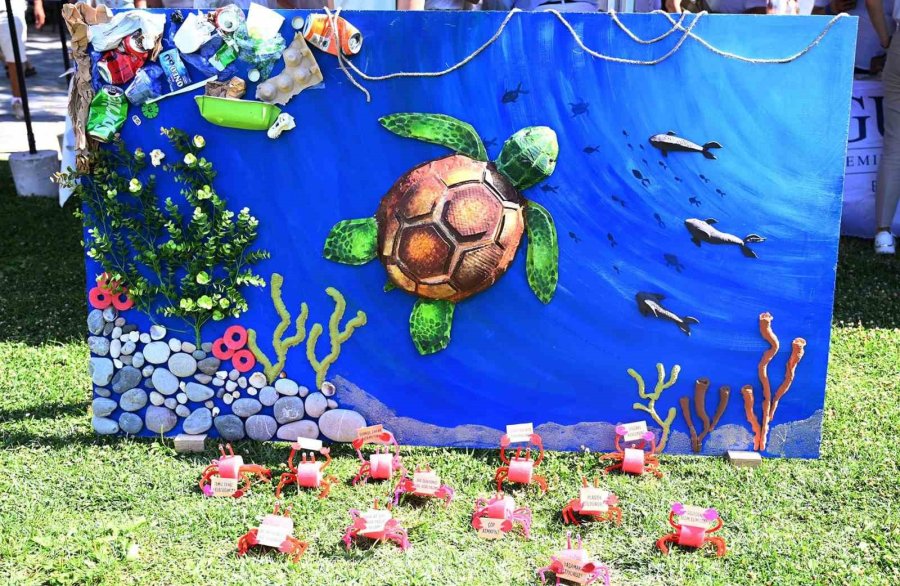 Antalya’da ‘deniz Kızları’ Eşliğinde Dip Temizliği