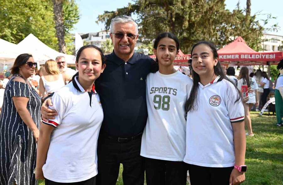 Antalya’da ‘deniz Kızları’ Eşliğinde Dip Temizliği
