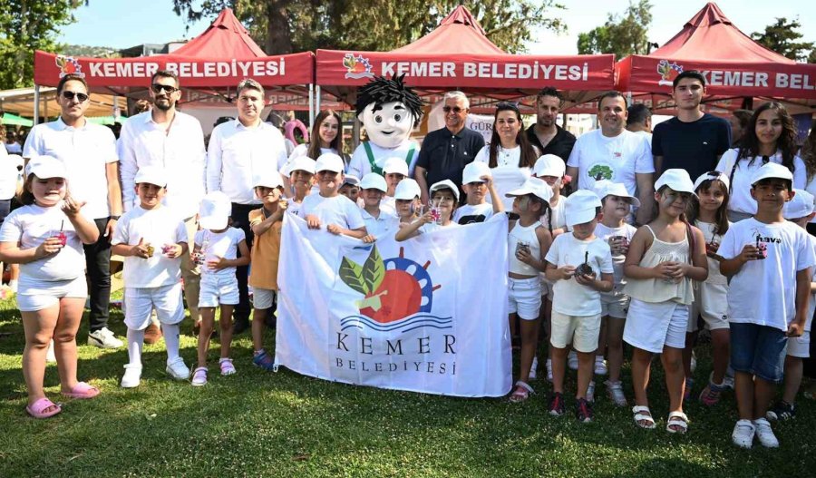 Antalya’da ‘deniz Kızları’ Eşliğinde Dip Temizliği