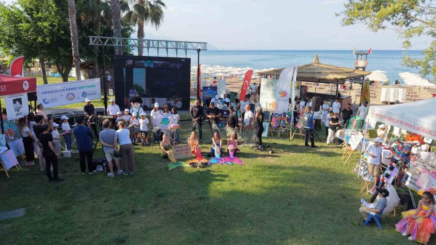 Antalya’da ‘deniz Kızları’ Eşliğinde Dip Temizliği