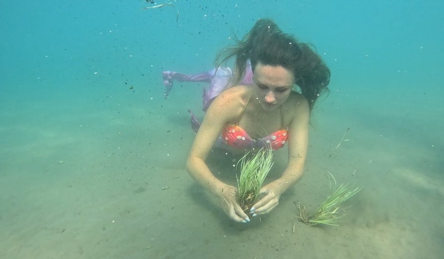 Antalya’da ‘deniz Kızları’ Eşliğinde Dip Temizliği