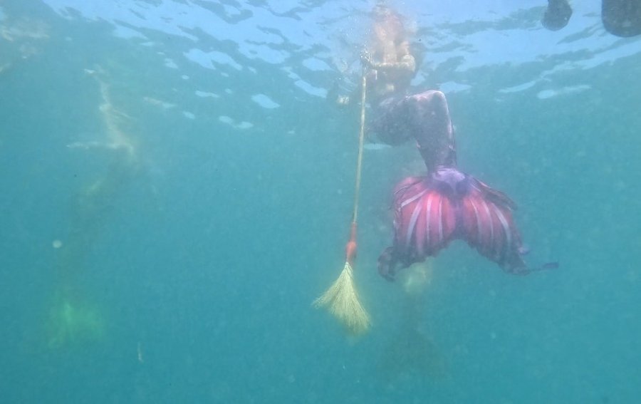 Antalya’da ‘deniz Kızları’ Eşliğinde Dip Temizliği