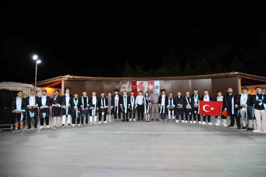 Babasından İlham Aldı, 59 Erkek Öğrenci Arasından Tek Kız Öğrenci Olarak Mezun Oldu