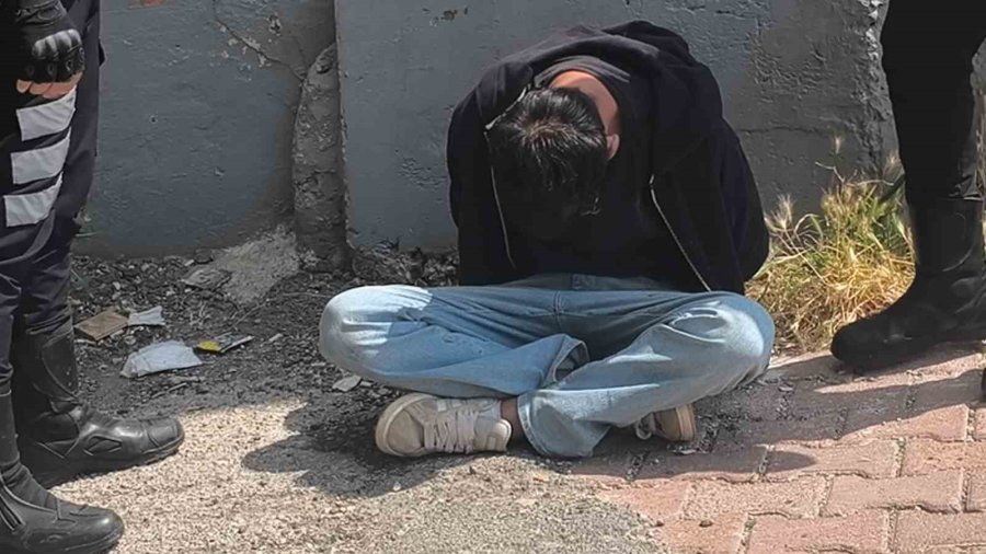 Polisi Görünce Kaçmak İstedi, 34 Dosyadan 23 Yıl Hapis Cezası İle Arandığı Ortaya Çıktı