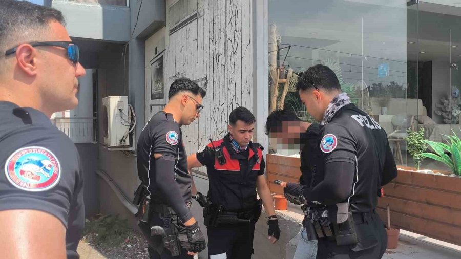 Polisi Görünce Kaçmak İstedi, 34 Dosyadan 23 Yıl Hapis Cezası İle Arandığı Ortaya Çıktı