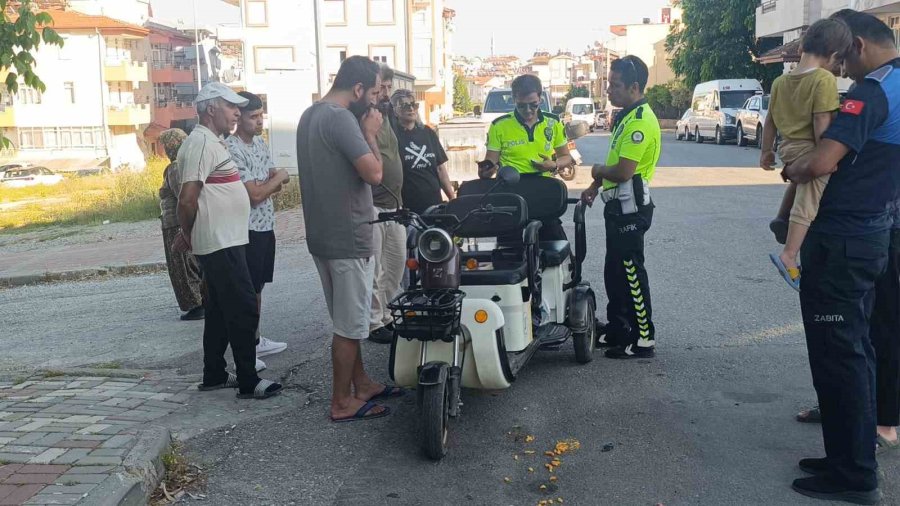 Motorlu Bisiklet İle Elektrikli Bisiklet Çarpıştı, 4 Yaşındaki Çocuk Yaralandı