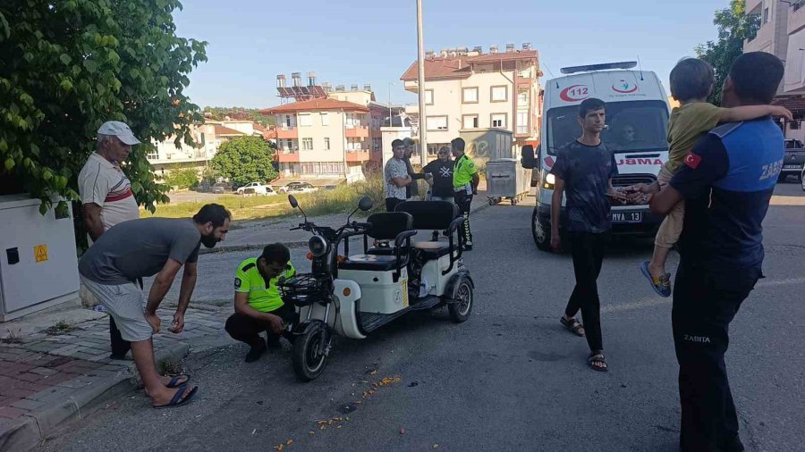 Motorlu Bisiklet İle Elektrikli Bisiklet Çarpıştı, 4 Yaşındaki Çocuk Yaralandı