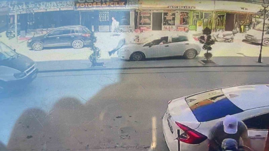 Otomobilin Çarptığı Yayanın 10 Metre Savrulduğu Anlar Kameraya Yansıdı