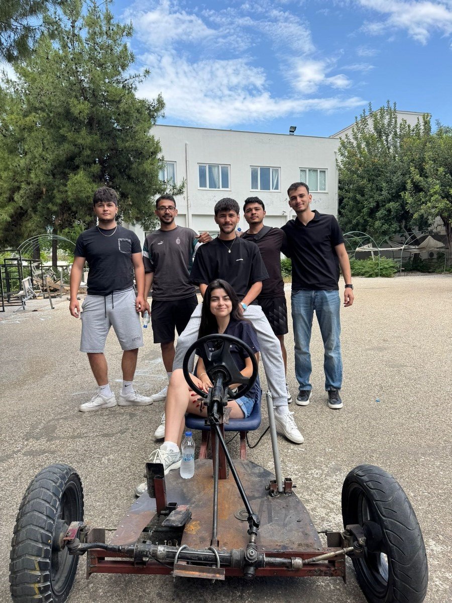 Babasından İlham Aldı, 59 Erkek Öğrenci Arasından Tek Kız Öğrenci Olarak Mezun Oldu