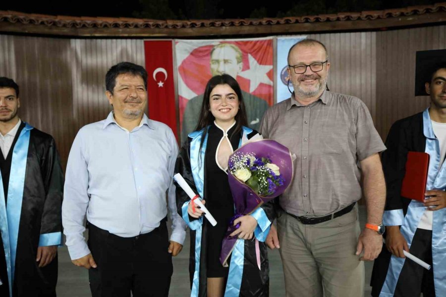 Babasından İlham Aldı, 59 Erkek Öğrenci Arasından Tek Kız Öğrenci Olarak Mezun Oldu