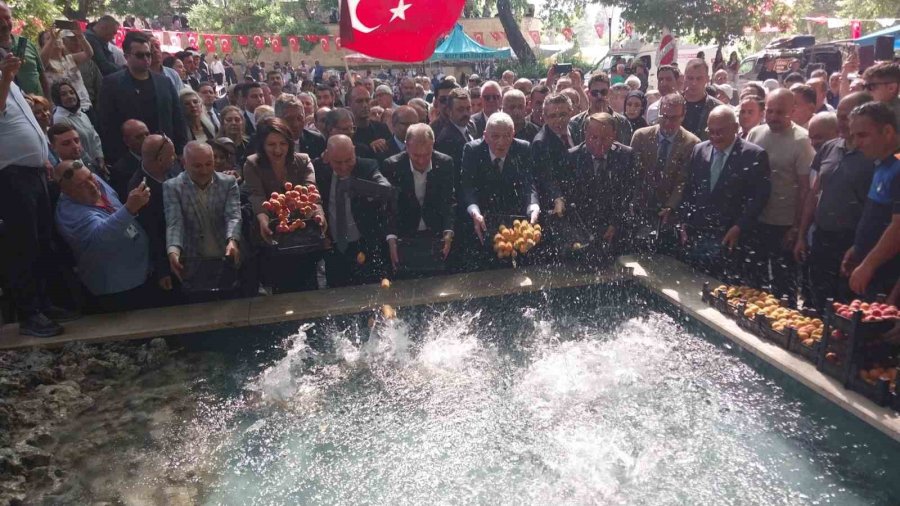Mut’ta 64. Karacaoğlan Ve Kayısı Festivali Coşkuyla Başladı