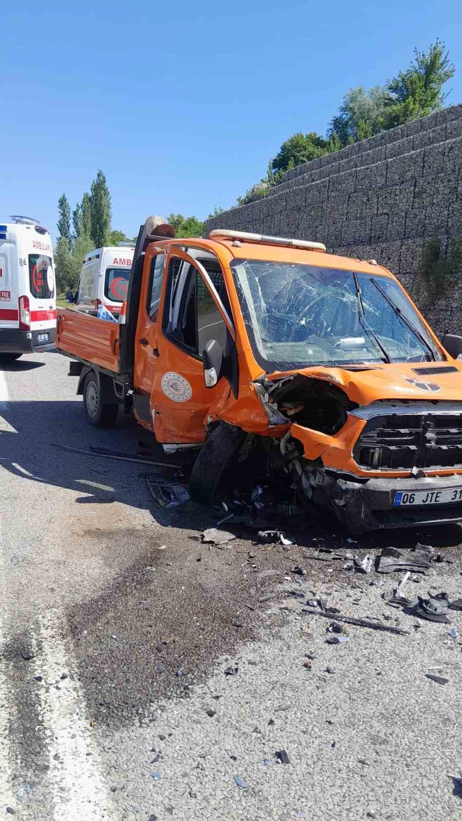 Hafif Ticari Araç İle Kamyonet Çarpıştı: 6 Yaralı