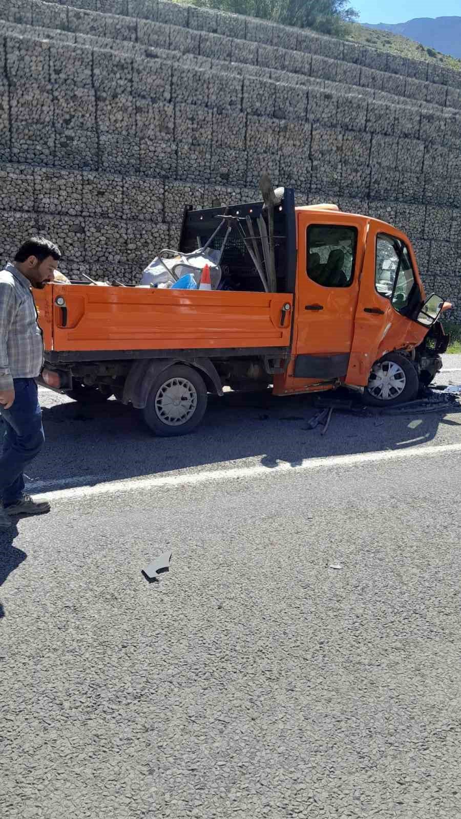 Hafif Ticari Araç İle Kamyonet Çarpıştı: 6 Yaralı