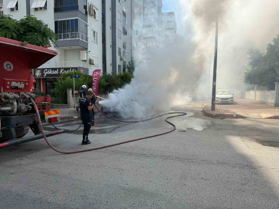 Otomobil Saniyeler İçinde Alev Topuna Döndü, Yangın Tüpü Ve Hortumlar İşe Yaramadı