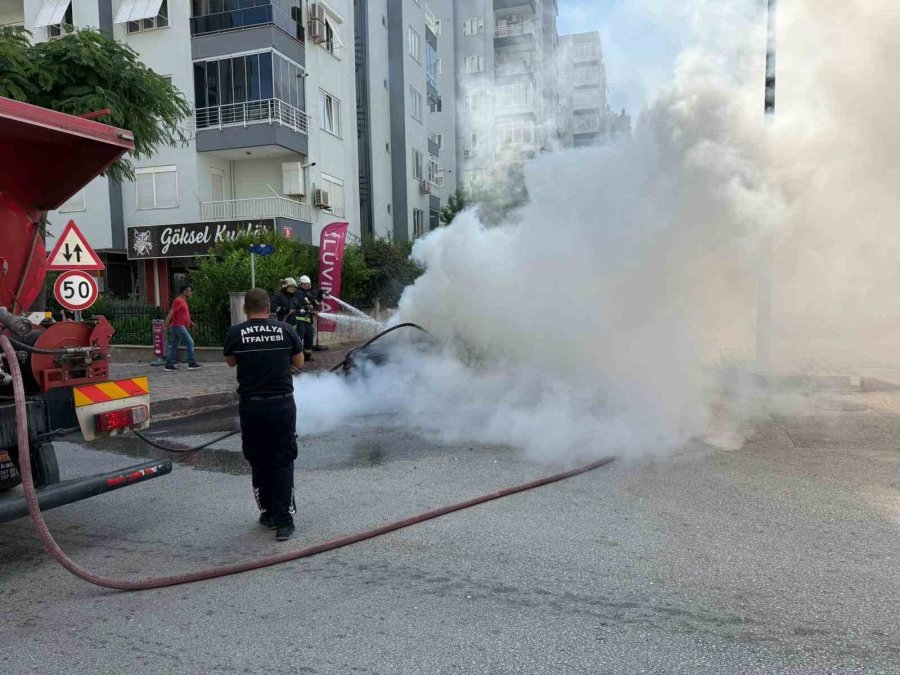 Otomobil Saniyeler İçinde Alev Topuna Döndü, Yangın Tüpü Ve Hortumlar İşe Yaramadı
