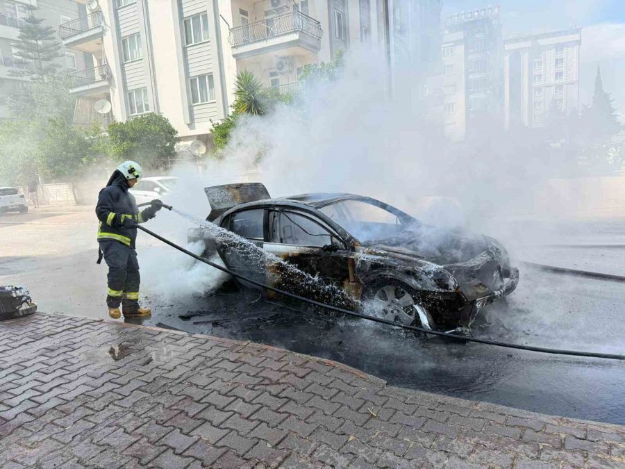 Otomobil Saniyeler İçinde Alev Topuna Döndü, Yangın Tüpü Ve Hortumlar İşe Yaramadı
