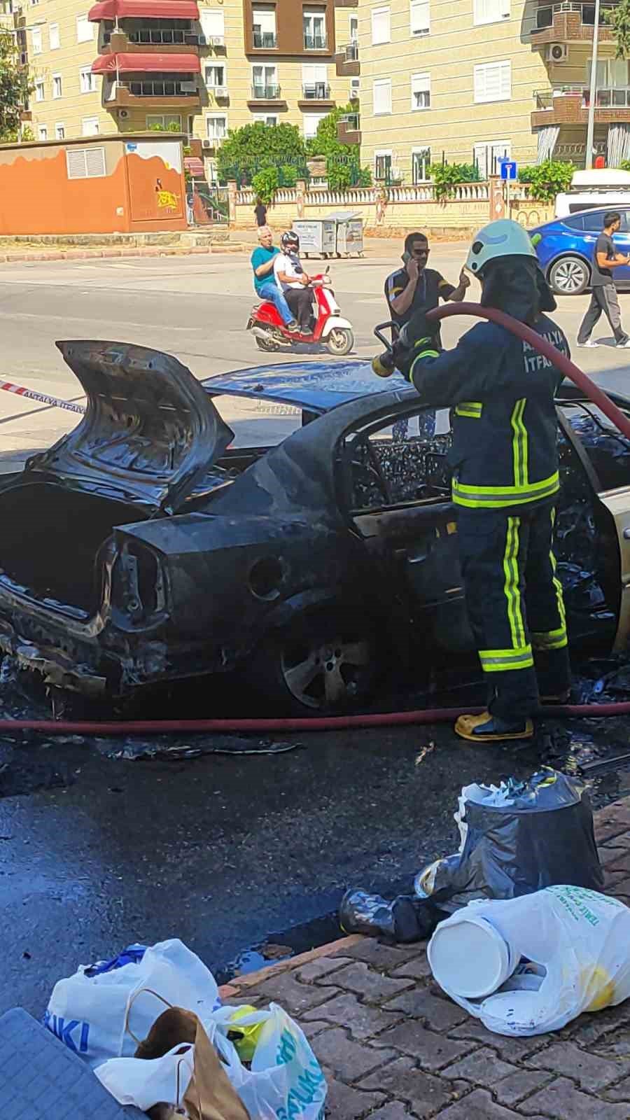 Otomobil Saniyeler İçinde Alev Topuna Döndü, Yangın Tüpü Ve Hortumlar İşe Yaramadı