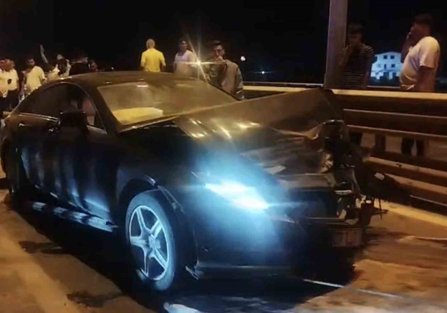 Alkollü Sürücü Bariyerlere Çarptı, Köprülü Kavşak Trafiğe Kapandı