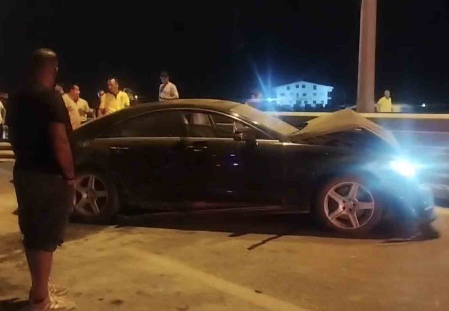 Alkollü Sürücü Bariyerlere Çarptı, Köprülü Kavşak Trafiğe Kapandı
