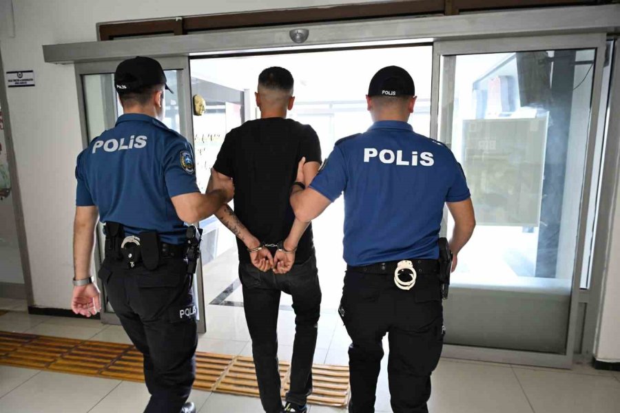 Kırmızı Bültenle Aranan Hükümlü Havalimanında Yakalandı