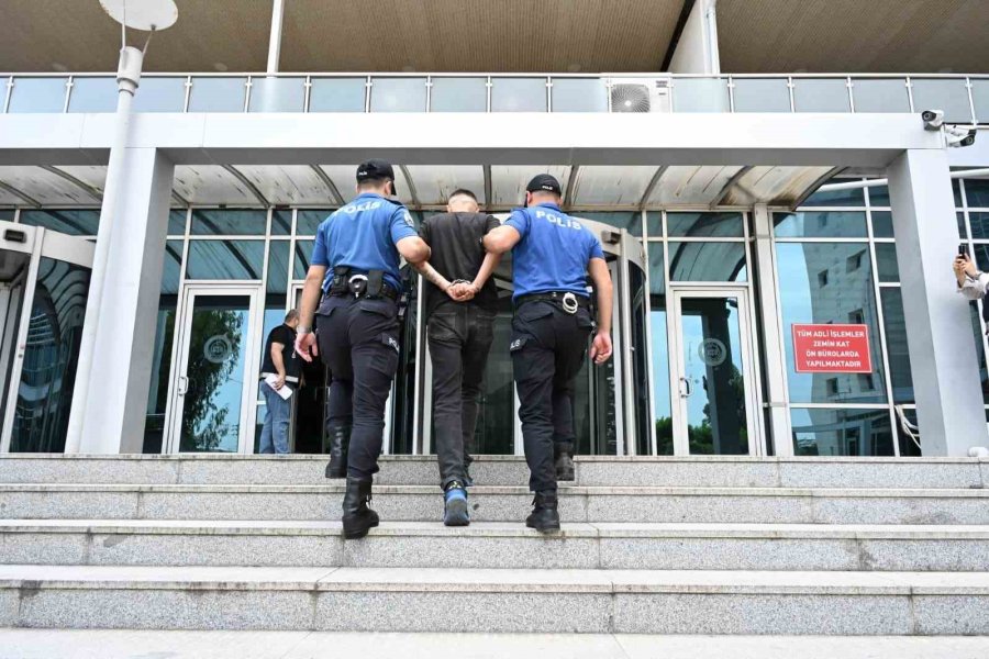 Kırmızı Bültenle Aranan Hükümlü Havalimanında Yakalandı