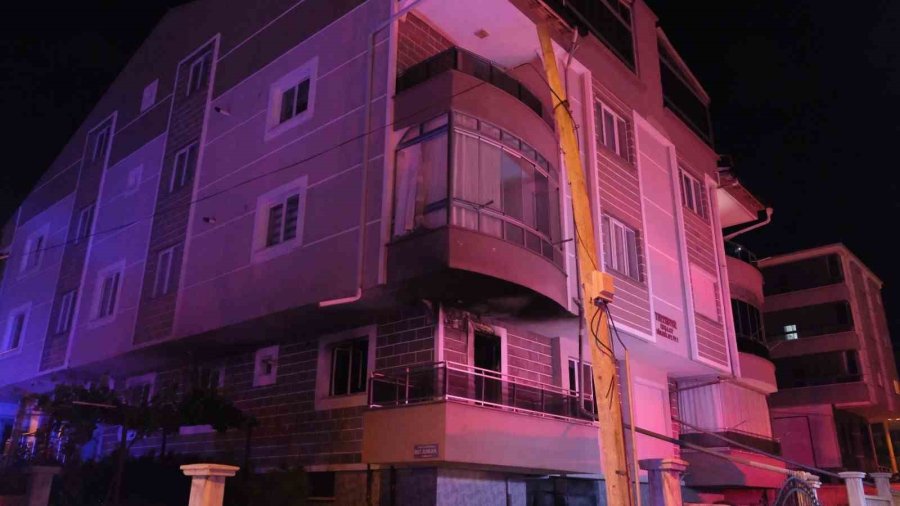 Mutfakta Yaşanan Patlama Sonrası Yangın: 3 Yaralı