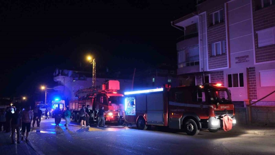 Mutfakta Yaşanan Patlama Sonrası Yangın: 3 Yaralı
