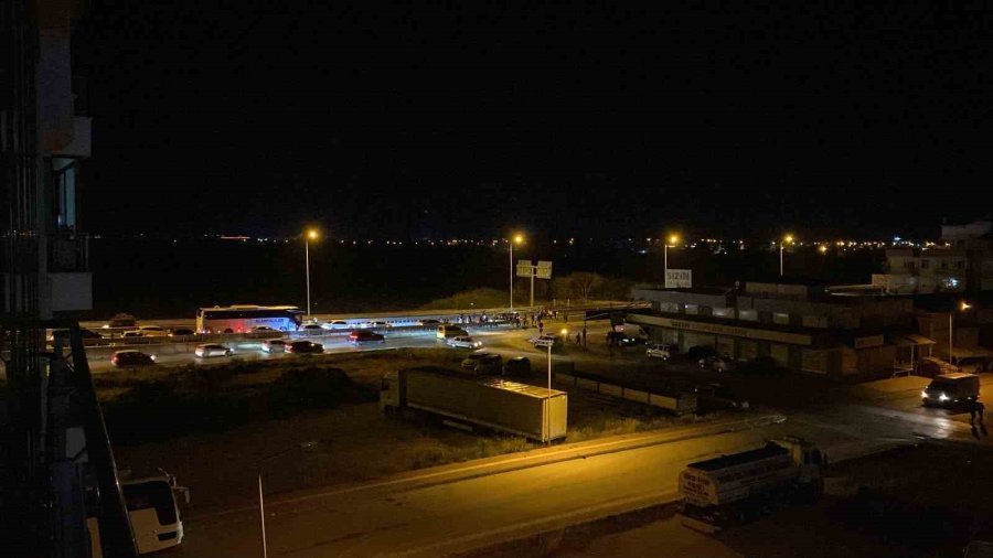 Alkollü Sürücü Bariyerlere Çarptı, Köprülü Kavşak Trafiğe Kapandı