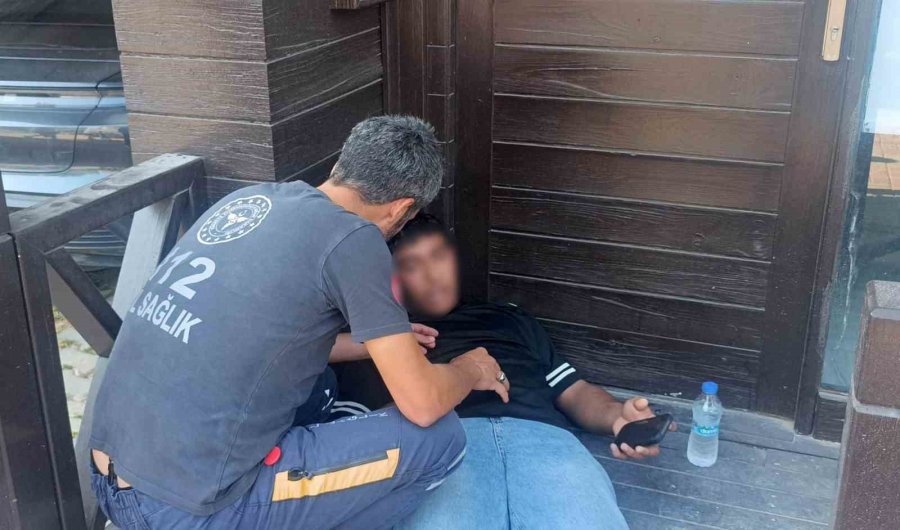 Palmiyeye Çarpan Tofaş Hurdaya Döndü: 4 Genç Yaralandı