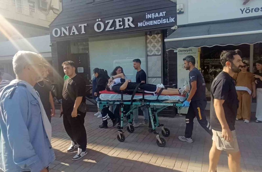 Palmiyeye Çarpan Tofaş Hurdaya Döndü: 4 Genç Yaralandı