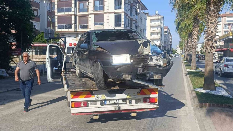 Palmiyeye Çarpan Tofaş Hurdaya Döndü: 4 Genç Yaralandı