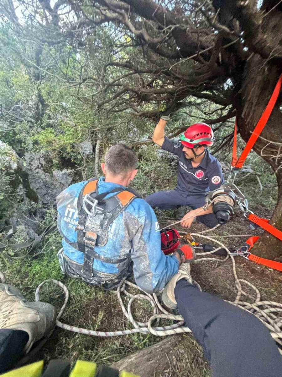 Mersin’de 70 Metrelik Mağarada Mahsur Kalan Oğlak Kurtarıldı