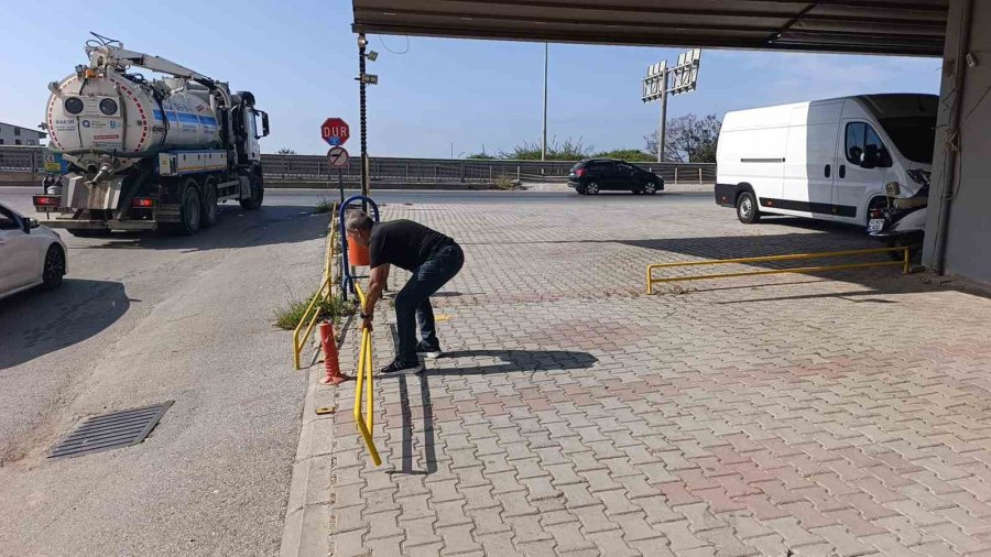 Alkollü Sürücü Bariyerlere Çarptı, Köprülü Kavşak Trafiğe Kapandı